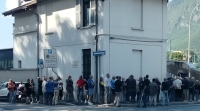 Tifosi in fila per il biglietto davanti allo Stadio di Lecco